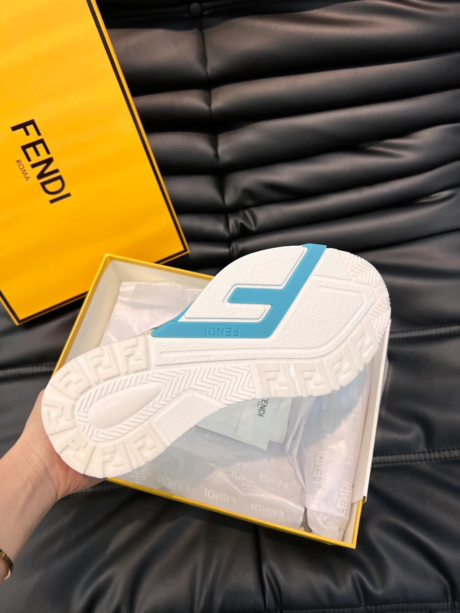 Men's shoes 💰p560 "Fend*" new men's casual sports shoes, equipped with elastic straps, side zippers, and corrugated soles engraved with F. Embossed Fendi Flow lettering on the heel. Made of technical fabric and a mix of blue and suede. Decorated with Lycra® details. FF graphic tongue. Ultra-light and wear-resistant EVA sole. Size: 38-44
